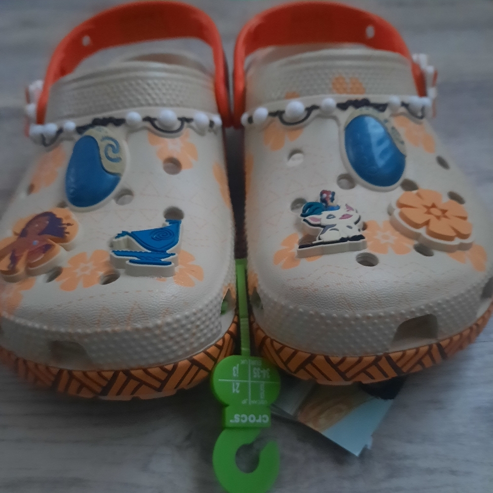 CROCS Kids' Moana Shoes - Picture 7 of 7